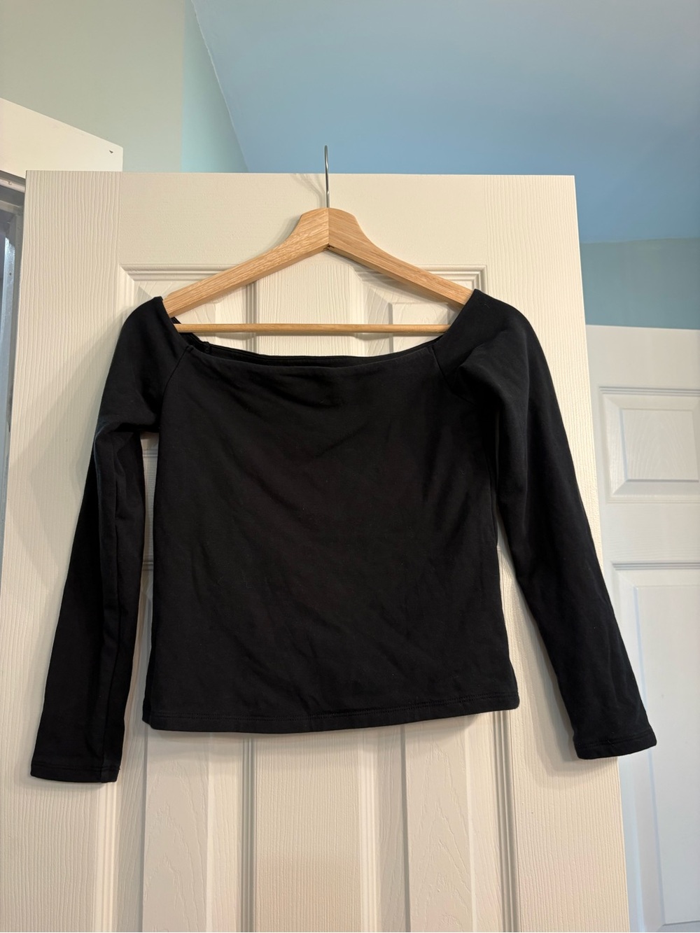 Abercrombie & Fitch Women’s Black Long-Sleeve Off-Shoulder Top